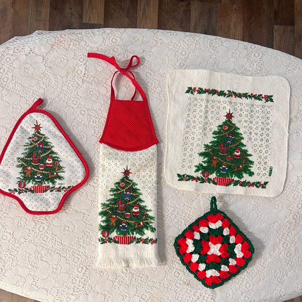 Vintage Christmas Tree Potholder And Towels B&D Set Of 4